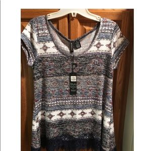 🛍 3/$15 Short sleeve top w/ navy blue lace around the bottom